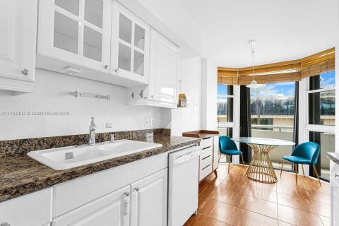 Copropriété à vendre à Surfside, Floride: 2 chambres, 158.86 m2 № 2022731 - photo 29