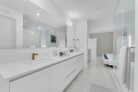 Copropriété à louer à Miami, Floride: 3 chambres, 163.51 m2 № 2028353 - photo 4