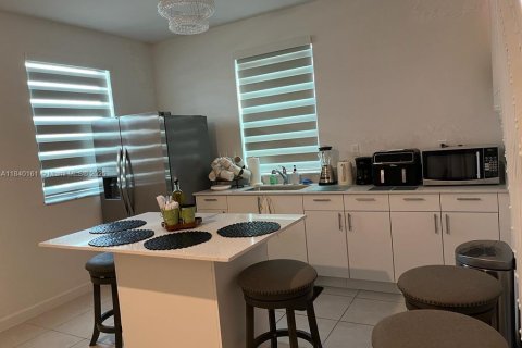 Immobilier commercial à louer à Miami, Floride: 1 chambre, 237.83 m2 № 1828850 - photo 1