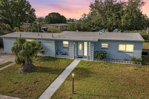 House in Port Charlotte, Florida 3 bedrooms, 112.23 sq.m. № 2214107