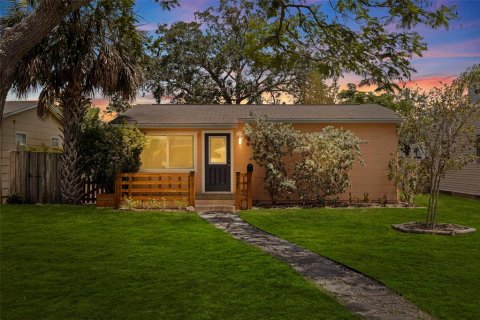 House in Saint Petersburg, Florida 2 bedrooms, 76.92 sq.m. № 1759416 - photo 1