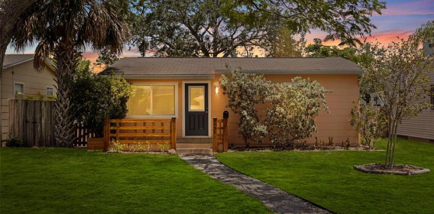 House in Saint Petersburg, Florida 2 bedrooms, 76.92 sq.m. № 1759416