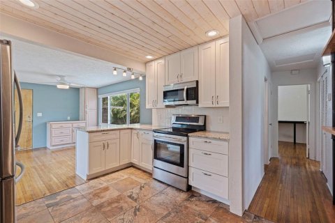House in Saint Petersburg, Florida 2 bedrooms, 76.92 sq.m. № 1759416 - photo 8