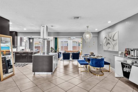 Купить виллу или дом в Пемброк-Пайнс, Флорида 4 спальни, 153.47м2, № 2006703 - фото 2