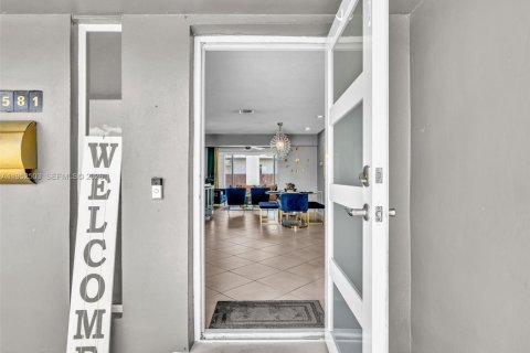 Дом в Пемброк-Пайнс, Флорида 4 спальни, 153.47м2 № 2006703