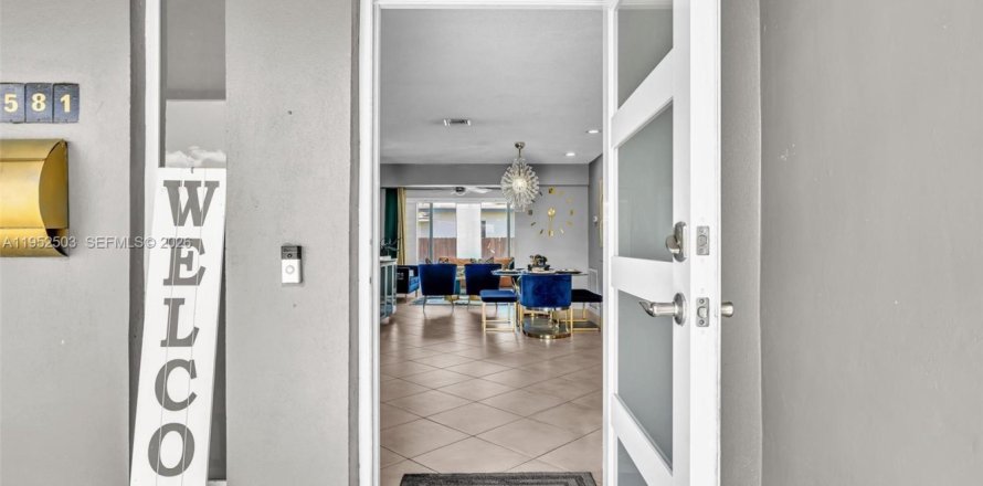 Дом в Пемброк-Пайнс, Флорида 4 спальни, 153.47м2 № 2006703