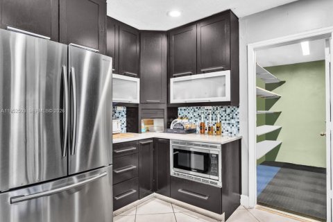 Купить виллу или дом в Пемброк-Пайнс, Флорида 4 спальни, 153.47м2, № 2006703 - фото 12