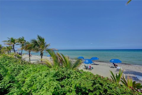 Condo in Hallandale Beach, Florida, 2 bedrooms  № 268511 - photo 1