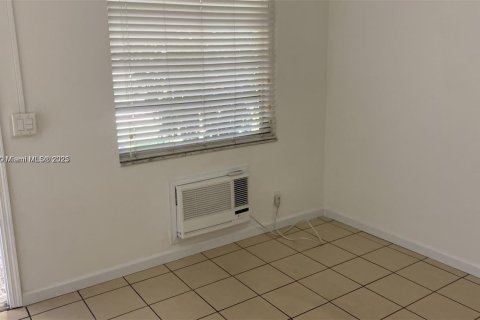 Condominio en alquiler en Oakland Park, Florida, 1 dormitorio, 377.09 m2 № 1825961 - foto 4