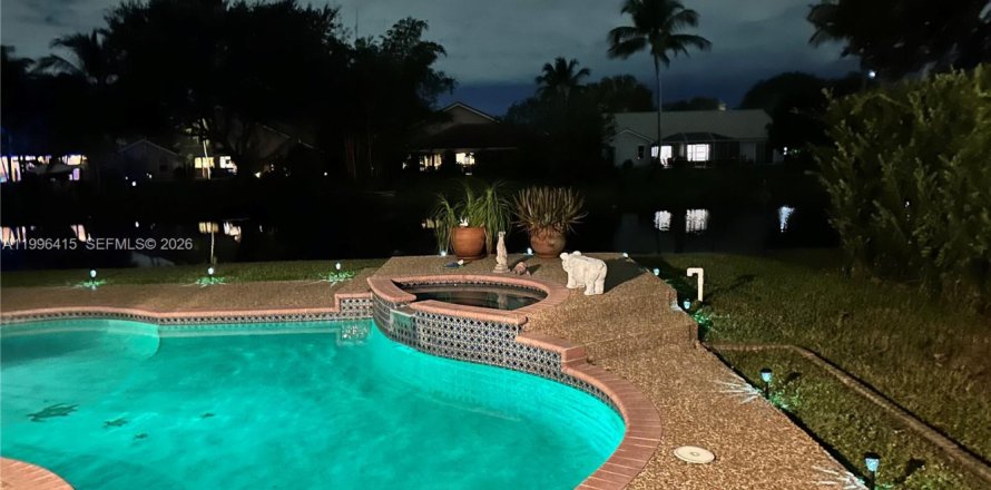 House in Davie, Florida 3 bedrooms, 180.51 sq.m. № 2058902