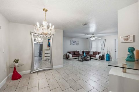 House in Punta Gorda, Florida 2 bedrooms, 114.08 sq.m. № 2219586 - photo 9