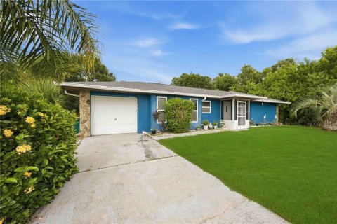 House in Punta Gorda, Florida 2 bedrooms, 114.08 sq.m. № 2219586 - photo 2