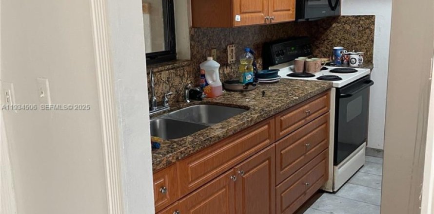 Adosado en Miami, Florida 3 dormitorios, 100.61 m2 № 1992502