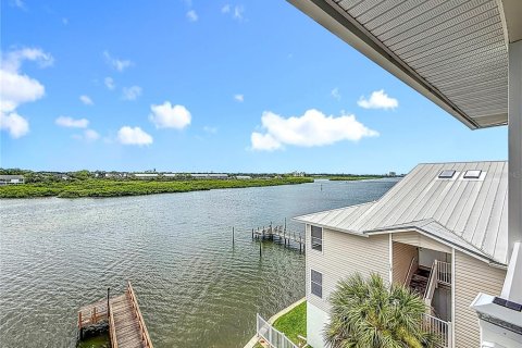 Condo in Indian Shores, Florida, 2 bedrooms  № 1885503 - photo 27