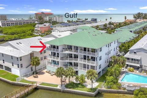 Condo in Indian Shores, Florida, 2 bedrooms  № 1885503 - photo 1