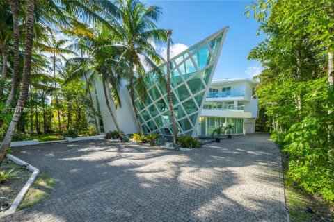 Купить виллу или дом в Голден-Бич, Флорида 6 спален, 673.45м2, № 1991485 - фото 1