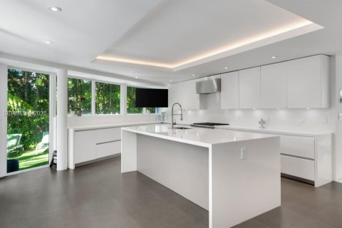 Купить виллу или дом в Голден-Бич, Флорида 6 спален, 673.45м2, № 1991485 - фото 19