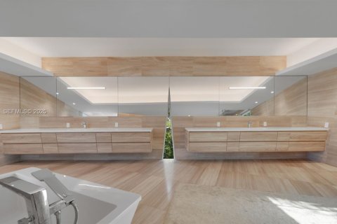 Купить виллу или дом в Голден-Бич, Флорида 6 спален, 673.45м2, № 1991485 - фото 25