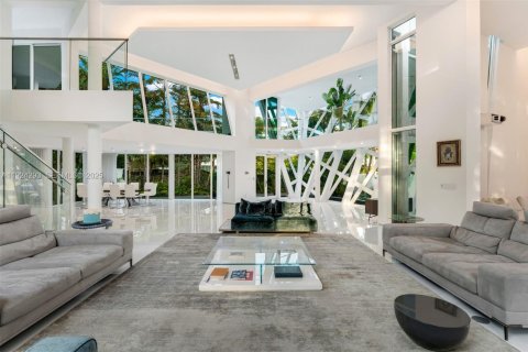 Купить виллу или дом в Голден-Бич, Флорида 6 спален, 673.45м2, № 1991485 - фото 11