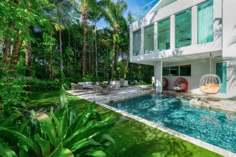 Купить виллу или дом в Голден-Бич, Флорида 6 спален, 673.45м2, № 1991485 - фото 2