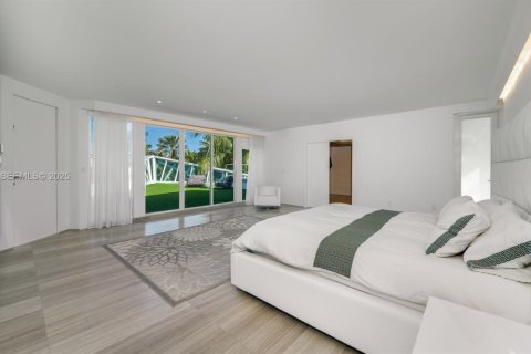 Купить виллу или дом в Голден-Бич, Флорида 6 спален, 673.45м2, № 1991485 - фото 21