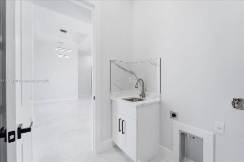 House in Lehigh Acres, Florida 3 bedrooms, 180.42 sq.m. № 1958974 - photo 24