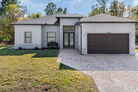 House in Lehigh Acres, Florida 3 bedrooms, 180.42 sq.m. № 1958974 - photo 1