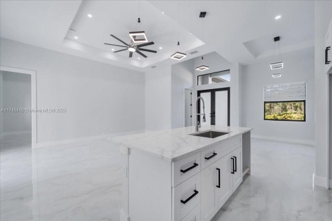 House in Lehigh Acres, Florida 3 bedrooms, 180.42 sq.m. № 1958974 - photo 14