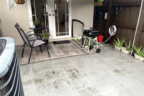 Adosado en venta en Miami, Florida, 2 dormitorios, 90.12 m2 № 1938685 - foto 15