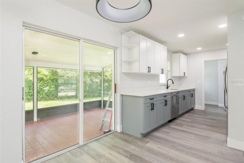 House in Seffner, Florida 4 bedrooms, 163.32 sq.m. № 2207205 - photo 10