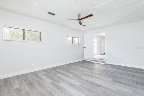 House in Seffner, Florida 4 bedrooms, 163.32 sq.m. № 2207205 - photo 6