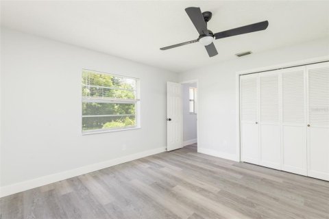 House in Seffner, Florida 4 bedrooms, 163.32 sq.m. № 2207205 - photo 20