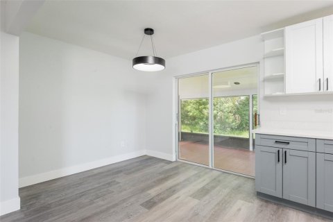 House in Seffner, Florida 4 bedrooms, 163.32 sq.m. № 2207205 - photo 9