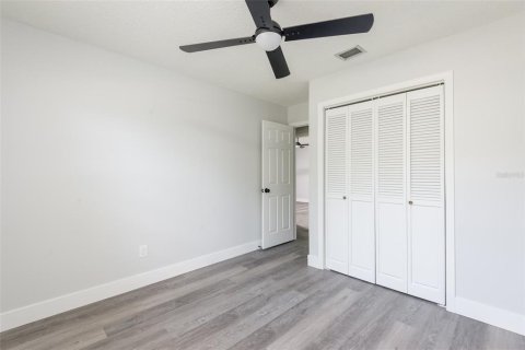 House in Seffner, Florida 4 bedrooms, 163.32 sq.m. № 2207205 - photo 15