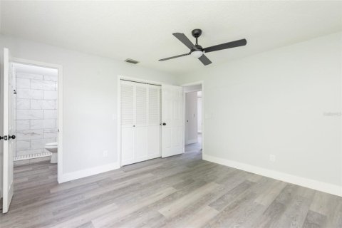 House in Seffner, Florida 4 bedrooms, 163.32 sq.m. № 2207205 - photo 21