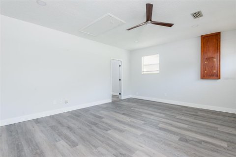 House in Seffner, Florida 4 bedrooms, 163.32 sq.m. № 2207205 - photo 7