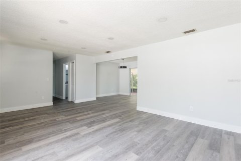 House in Seffner, Florida 4 bedrooms, 163.32 sq.m. № 2207205 - photo 5