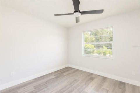 House in Seffner, Florida 4 bedrooms, 163.32 sq.m. № 2207205 - photo 14