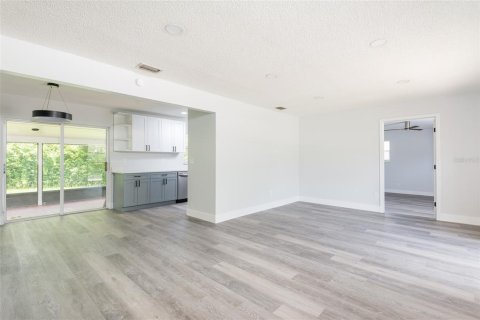 House in Seffner, Florida 4 bedrooms, 163.32 sq.m. № 2207205 - photo 4