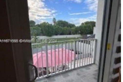 Townhouse in Miami, Florida 3 bedrooms, 132.85 sq.m. № 1741258 - photo 14