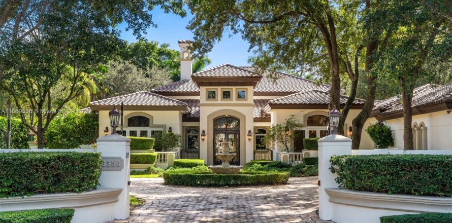 House in Pinecrest, Florida 6 bedrooms, 556.67 sq.m. № 1964904