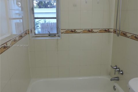 Villa ou maison à louer à Miami, Floride: 2 chambres, 177.91 m2 № 2043672 - photo 14