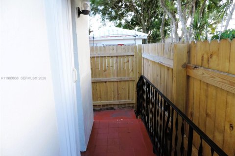 Villa ou maison à louer à Miami, Floride: 2 chambres, 177.91 m2 № 2043672 - photo 23