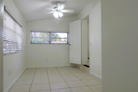Villa ou maison à louer à Miami, Floride: 2 chambres, 177.91 m2 № 2043672 - photo 17