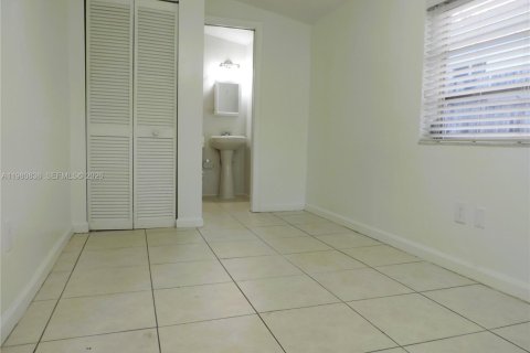 Villa ou maison à louer à Miami, Floride: 2 chambres, 177.91 m2 № 2043672 - photo 16