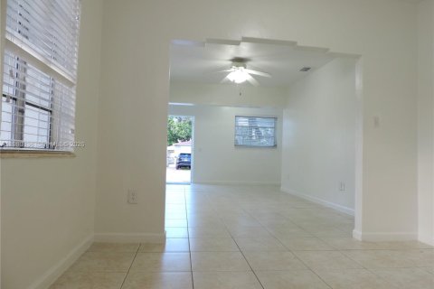 Villa ou maison à louer à Miami, Floride: 2 chambres, 177.91 m2 № 2043672 - photo 5