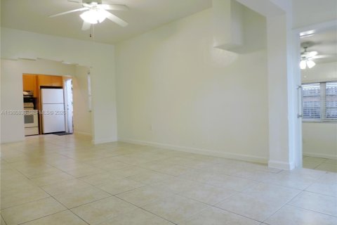 Villa ou maison à louer à Miami, Floride: 2 chambres, 177.91 m2 № 2043672 - photo 4