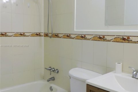 Villa ou maison à louer à Miami, Floride: 2 chambres, 177.91 m2 № 2043672 - photo 13