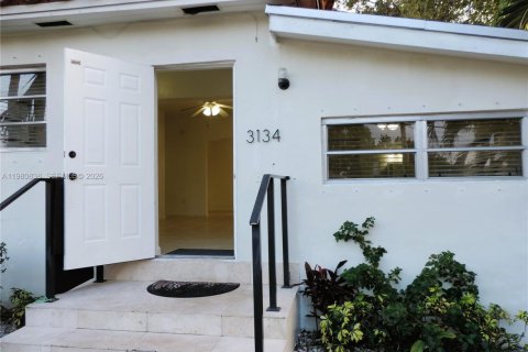 Villa ou maison à louer à Miami, Floride: 2 chambres, 177.91 m2 № 2043672 - photo 2