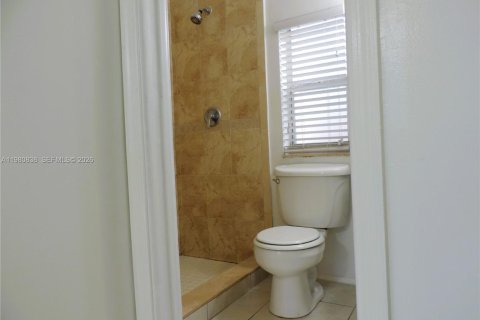 Villa ou maison à louer à Miami, Floride: 2 chambres, 177.91 m2 № 2043672 - photo 20